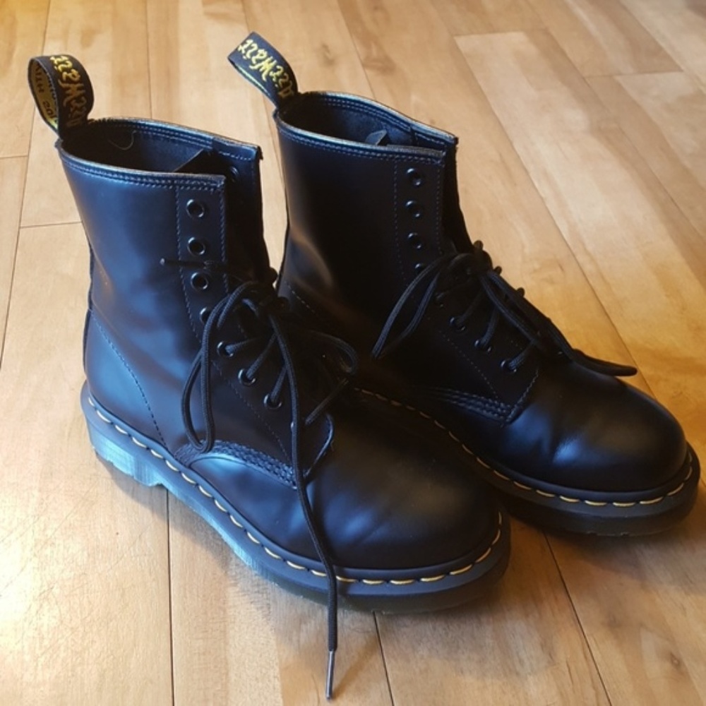 Nearly New Black Smooth Leather Doc Martens 1460W